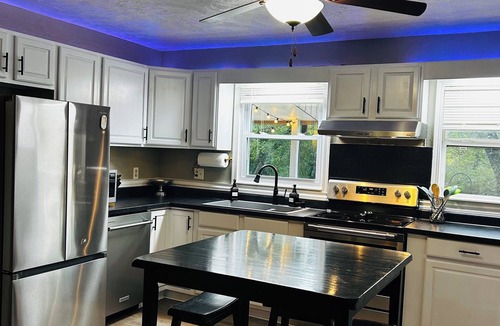 Bellville Cottage | Creekside Cottage - Charming 3-bedroom cottage in Bellville