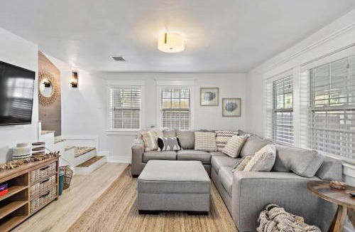 Clear Lake Shores House | Cute bungalow with massive deck and fire pit, walk to Kemah Boardwalk