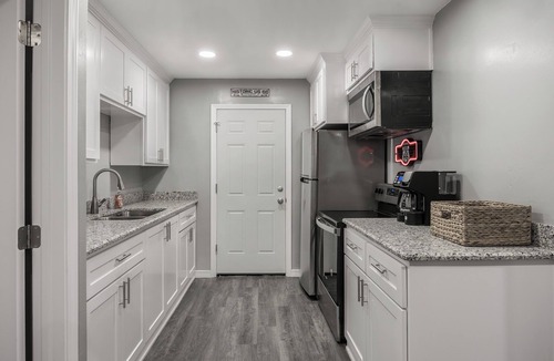 Amarillo House | Cute, Privately Split Duplex W/Queen Beds & Large TVs, Located on RT 66