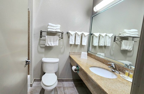 Clear Lake Shores Hotel | Days Inn by Wyndham Kemah