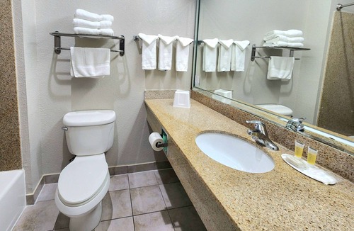 Clear Lake Shores Hotel | Days Inn by Wyndham Kemah