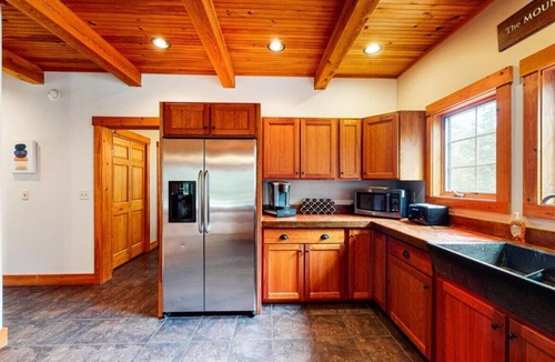 Kingfield House | Discover your mountain escape: A cozy retreat with breathtaking views, a hot tub under the stars!