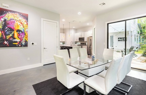 East Cesar Chavez House | Downtown 6 Bedroom Retreat! Golf Putting Green, Walking to Lake & Rainey