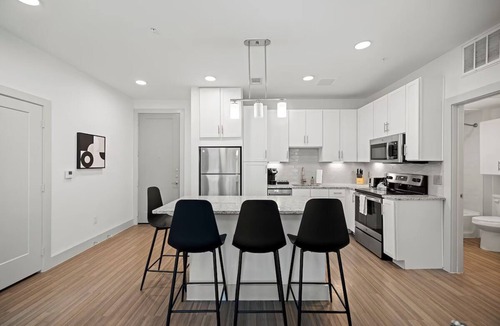 Waller Creek District Hotel | Downtown Comfort | Fully Equipped Unit Near Rainey St. & Local Hotspots
