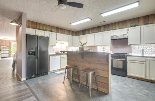 Lancaster House | Downtown Condo ~ 23 Mi to Hocking Hills State Park