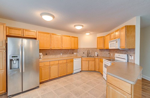 Clear Lake Shores Apartment | Downtown Kemah Rental ~ 3 Blocks to Boardwalk!