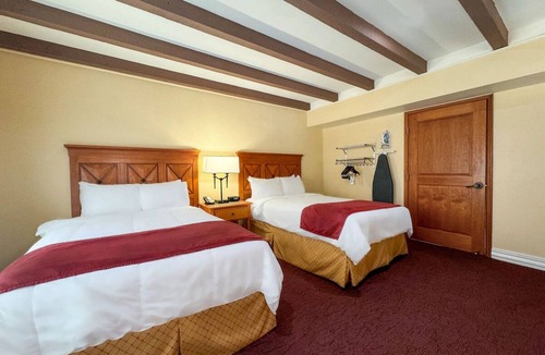 Western Division Hotel | Downtown Laredo Stay with Two Pools, Airport Shuttle, Grill & Hot Tub