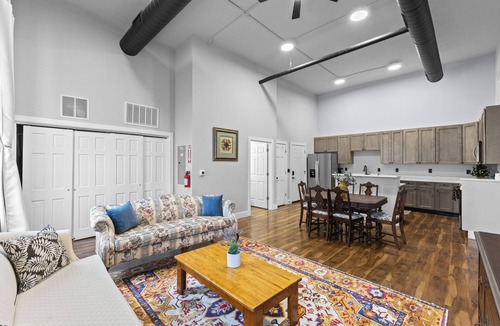 Delaware Apartment | Downtown Stay Walk to Restaurants Fast WiFi Pet Friendly