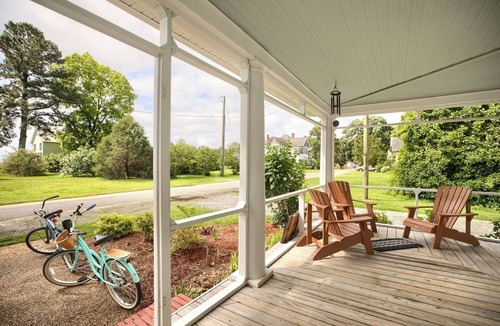 Foster House | East River Views - Renovated 1905 house- 3 Bedrooms, 3.5 baths