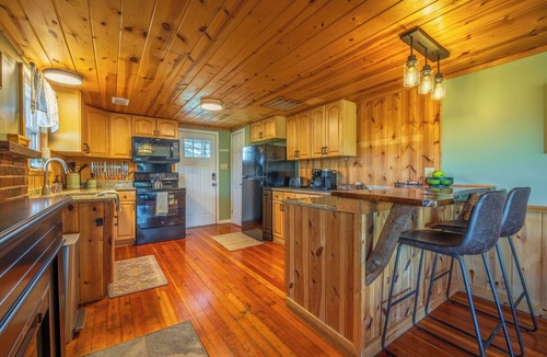 Rockbridge Cottage | Easy access to everything 4 mins to US 33/Hot Tub/Fire Pit/Play set/Arcade