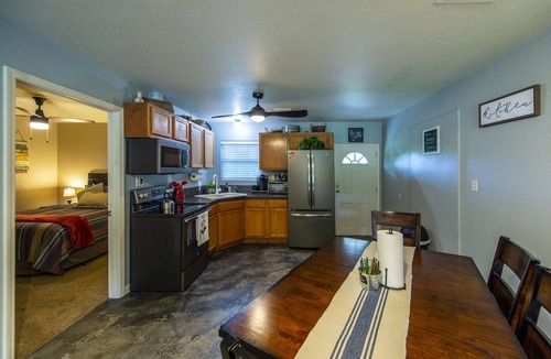 Elm Mott House | Echt Farmhouse - 12 min from Baylor & Magnolia Market Silos