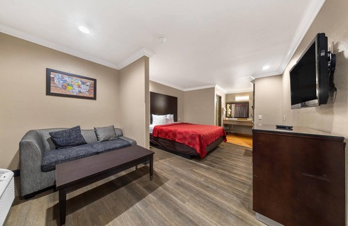 Central Escondido Hotel | Econo Lodge Inn & Suites Escondido Downtown