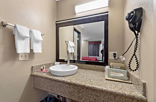 Central Escondido Hotel | Econo Lodge Inn & Suites Escondido Downtown