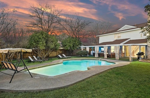 Farmers Branch Villa | Elegant 5BR 2,5BA Holiday Home with Pool, Jacuzzi, BBQ, and Cinema Room