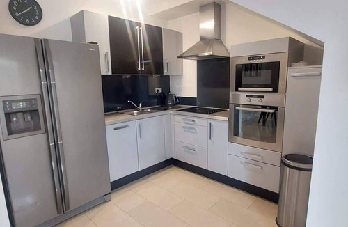 Shankill Apartment | Elegantly Refurbed 2BD in Shankill - 3km from Bray
