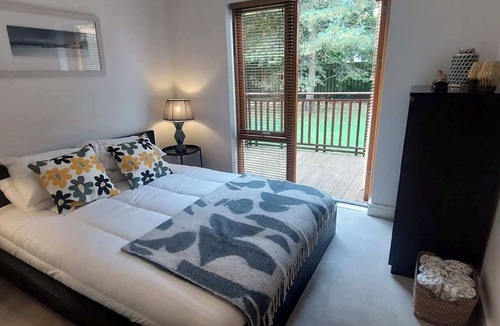 Shankill Apartment | Elegantly Refurbed 2BD in Shankill - 3km from Bray
