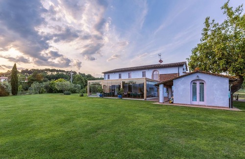 Altopascio Villa | Enchanting villa with pool with hydromassage area, ideal to fully enjoy Tuscany