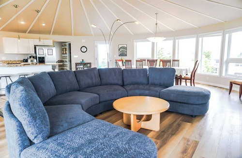 Broadkill Beach House | ENDLESS SUMMER ESCAPE - Unique Round Beach house 3BD, 2.5 BA - Sleeps 10 - Dog Friendly