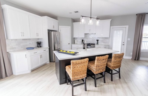 El Lago House | Escape to Seabrook Shores, a cozy 3BR/2BA bayfront retreat with stunning sunset views, a spacious deck, full kitchen, and relaxing living space. Enjoy kayaking, fishing, and nearby Kemah Boardwalk.