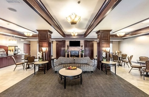 Mineral Wells Hotel | Family-Friendly Suite: 3 Queen Beds, Free Breakfast, Close to Lake Mineral Wells