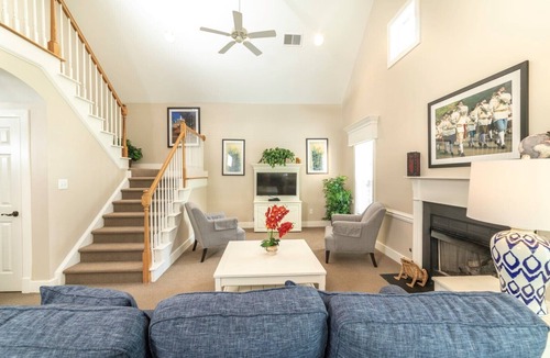 Lackey Cottage | Family Vacation, Sleeps 10, Close to Theme Parks & Attractions.