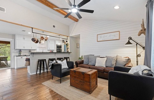 Wimberley House | Farmhouse: Sleeps 6 | Soaking Tub | Fire Pit | Wimberley TX