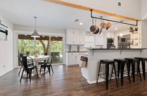 Wimberley House | Farmhouse: Sleeps 6 | Soaking Tub | Fire Pit | Wimberley TX