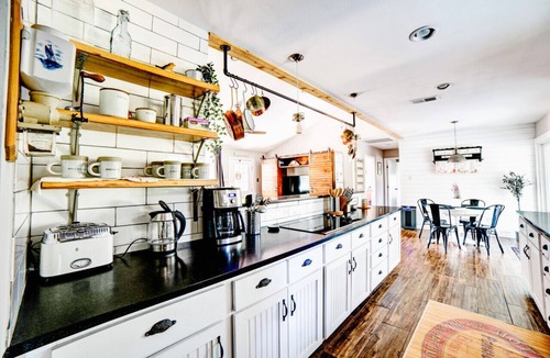 Wimberley House | Farmhouse: Sleeps 6 | Soaking Tub | Fire Pit | Wimberley TX