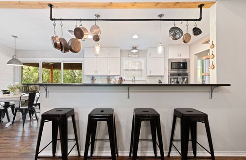 Wimberley House | Farmhouse: Sleeps 6 | Soaking Tub | Fire Pit | Wimberley TX