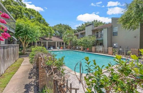 Westchase Apartment | FIFA WORLD CUP 2bd 2ba Cozy Vintage Escape Fireplace & Balcony