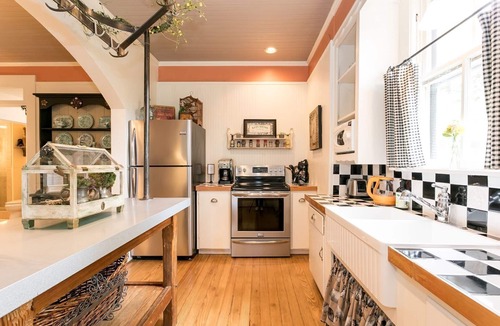 Fredericksburg House | Forget Me Not | Beautiful & Historic | Amazing Outdoor Space