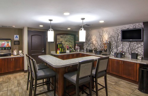 Bressi Ranch Apartment | Free Breakfast Included! Pool & Hot Tub Access | King Studio