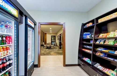 College Station Condo | Free Breakfast, Outdoor Pool | Suite Near Texas A&M