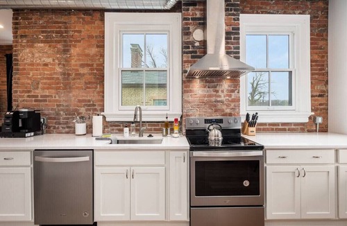 Victorian Village Apartment | Free Parking | Walkable to Cafes | Short North