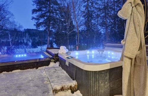 Labelle Ski Chalet | Front RIVER private BEACH 2 HOT TUBS 15 p SAUNA