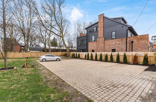 Italian Village House | Galla House On High Street! FREE Parking!