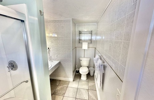 Hulls Cove Bed & Breakfast | Gallagher`s Travels Room 5 (King Bed)