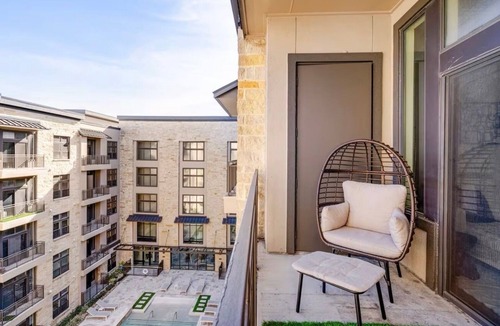 The Galleria Apartment | Galleria King Luxe - Wall to Mall - Pool View