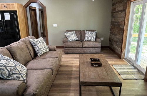 Lancaster House | Game room! Hot tub! Clean! Private,🔥Pit, Wooded & near Hocking Hills!