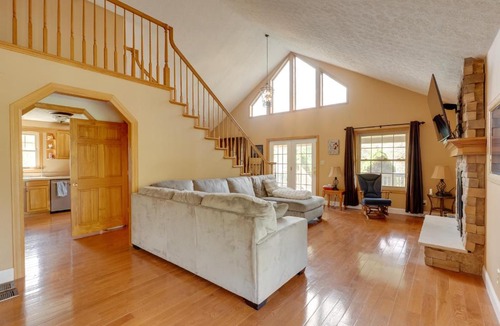 Hallsville House | Game Room & On-Site Pond: Laurelville Retreat!