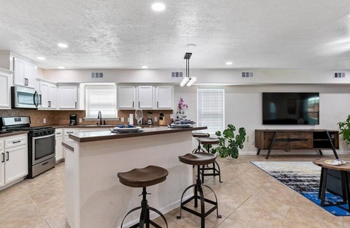 MacGregor House | Get Together & Stay-Play-Relax! Peaceful Oasis w/TVs, Games, & BBQ -LUCKY House