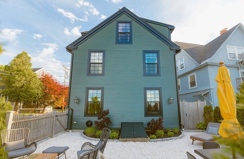 New Castle Apartment | Great Island Inn - King Studio Apt - Main Street View