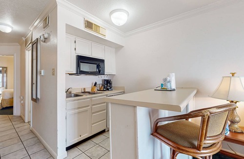 Galveston Condo | Great Seawall Location with Shared Pool, Hot Tub, & Gulf Views