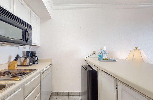 Galveston Condo | Great Seawall Location with Shared Pool, Hot Tub, & Gulf Views