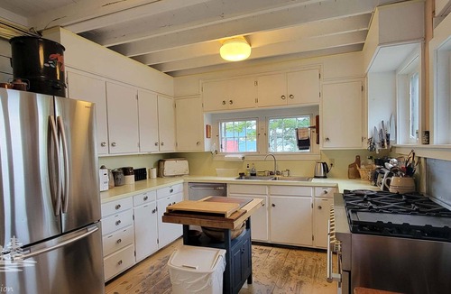 East Boothbay House | Green Landing: A spacious 4-bedroom house in East Boothbay, ME, with ocean views.