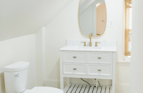Boothbay Harbor Hotel | Greenleaf Inn 5 - Alyson's Room - Main House King, Ocean views, Large Bath!