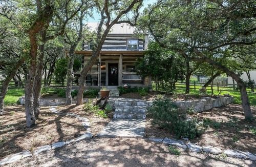 Fredericksburg Cabin | Happy Trails Log Cabin | Wildlife | Fireplace