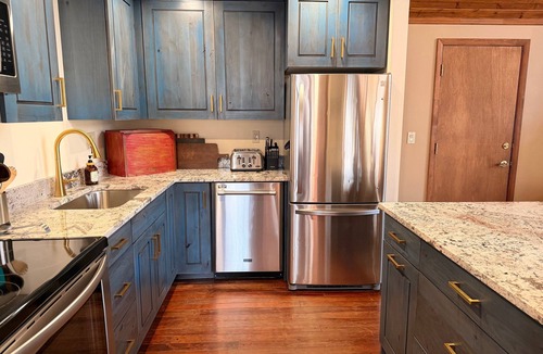 Sundance Cabin | HILLSIDE HIDEAWAY * GREAT FAMILY RETREAT* HOT TUB, SAUNA, KIDS LOFT