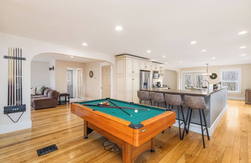 Laurelville House | Hillside Retreat-Hot Tub · Game Room · Sleeps 12 - 4BD/5BA - 2 min to Rock House