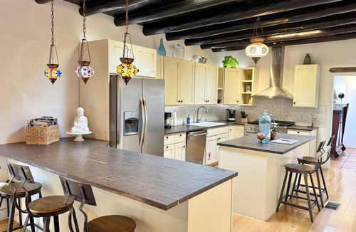 Northeast Santa Fe House | Historic adobe Downtown Compound for Large Groups, Walk to Plaza